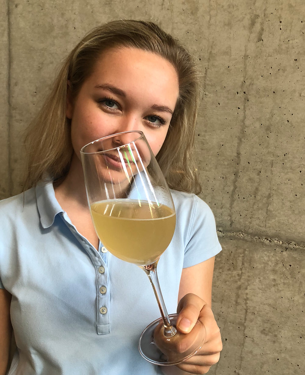 Anna Leithner mit Glas